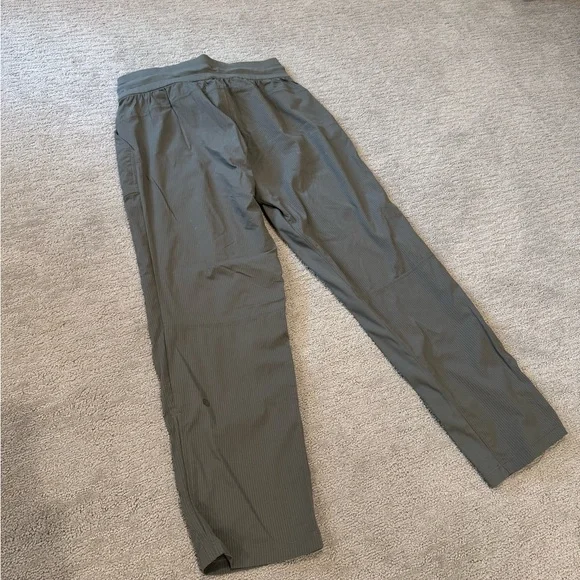 Women’s Lululemon Olive Green Casual Capris - Picture 5 of 5